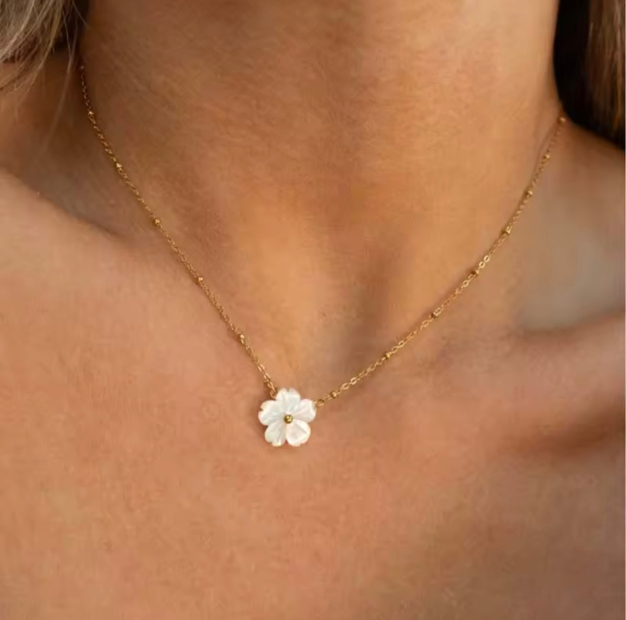 White Ari Flower Necklace