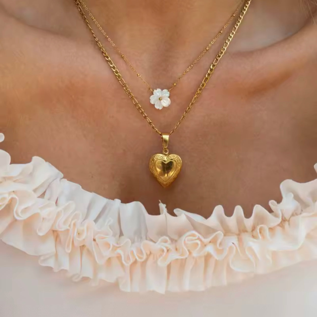 White Ari Flower Necklace